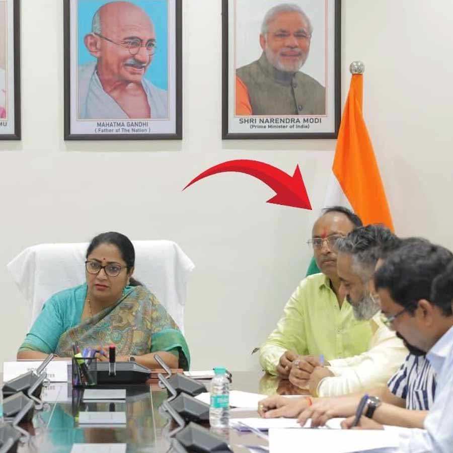 দিল্লির মুখ্যমন্ত্রী রেখা গুপ্ত। পাশে স্বামী মণীশ গুপ্ত। 