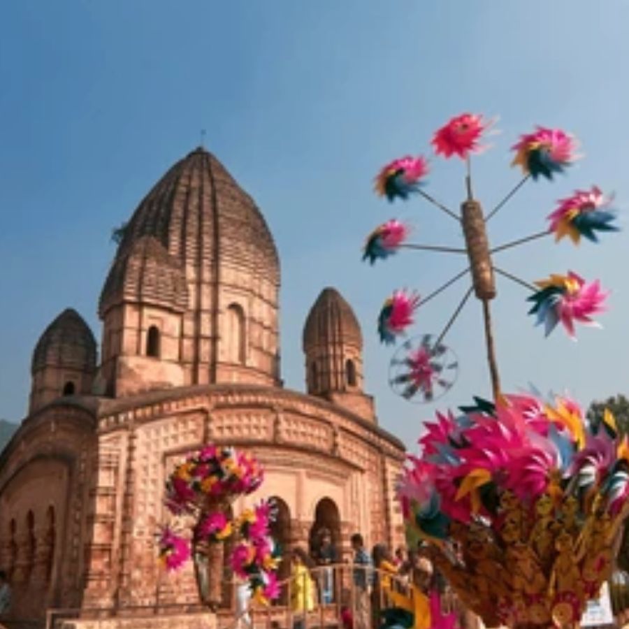 নেওড়া ভ্যালি বা গরুমারা জাতীয় উদ্যান: এই অঞ্চলের কাছে কিছু পুজো হয়। একে বারে নিরিবিলি পরিবেশেই এই পুজো উপভোগ করা যায়। এখানে জঙ্গলের মধ্যে থাকার অভিজ্ঞতা এবং পুজোর আমেজ দুটোই এক সঙ্গে উপভোগ করতে পারবেন।