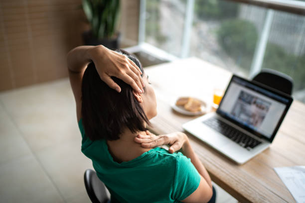 সঠিক অঙ্গভঙ্গি: কাজ করার সময়ে বা মোবাইল ব্যবহারের ক্ষেত্রে মাথা সোজা রাখুন। নিয়মিত বিরতিতে ঘাড়ের ব্যায়াম করুন। এটি ডবল চিন এবং ঘাড়ের ব্যথা, দুটোই কমাতে সাহায্য করবে।  (এই প্রতিবেদনটি ‘আনন্দ উৎসব’ ফিচারের একটি অংশ)।