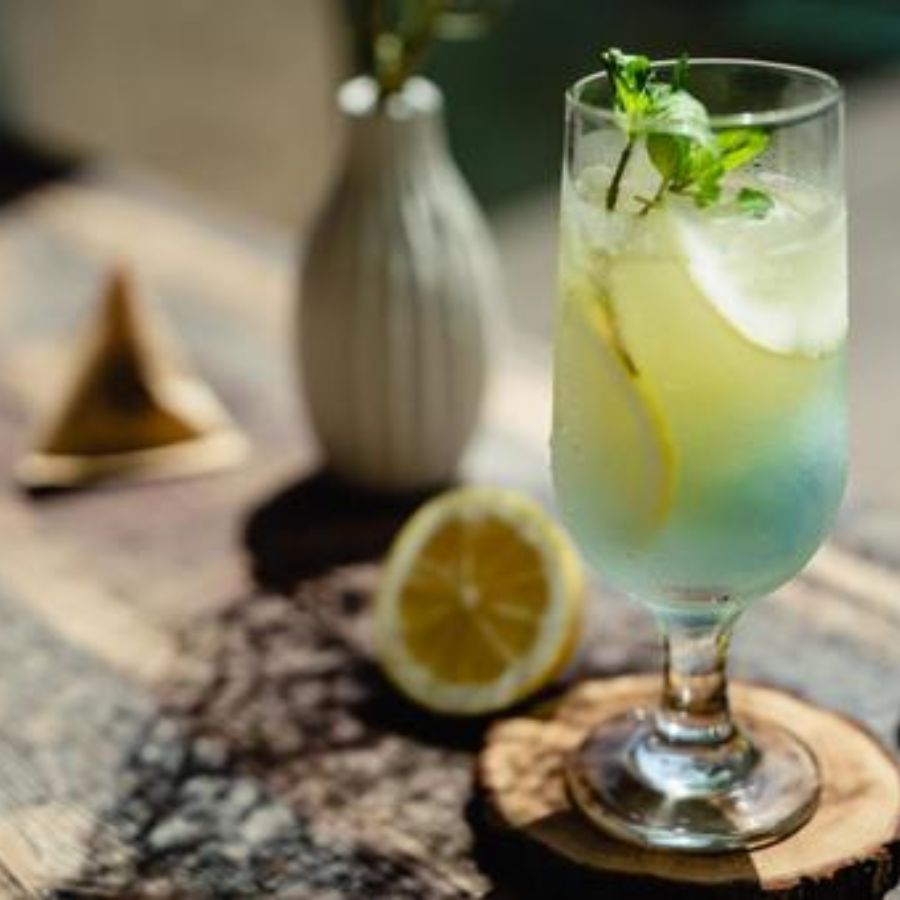 ঠিক উল্টো পিঠে বাংলার ঘরোয়া ছোঁয়া—গন্ধরাজ লেবুর সোডা।