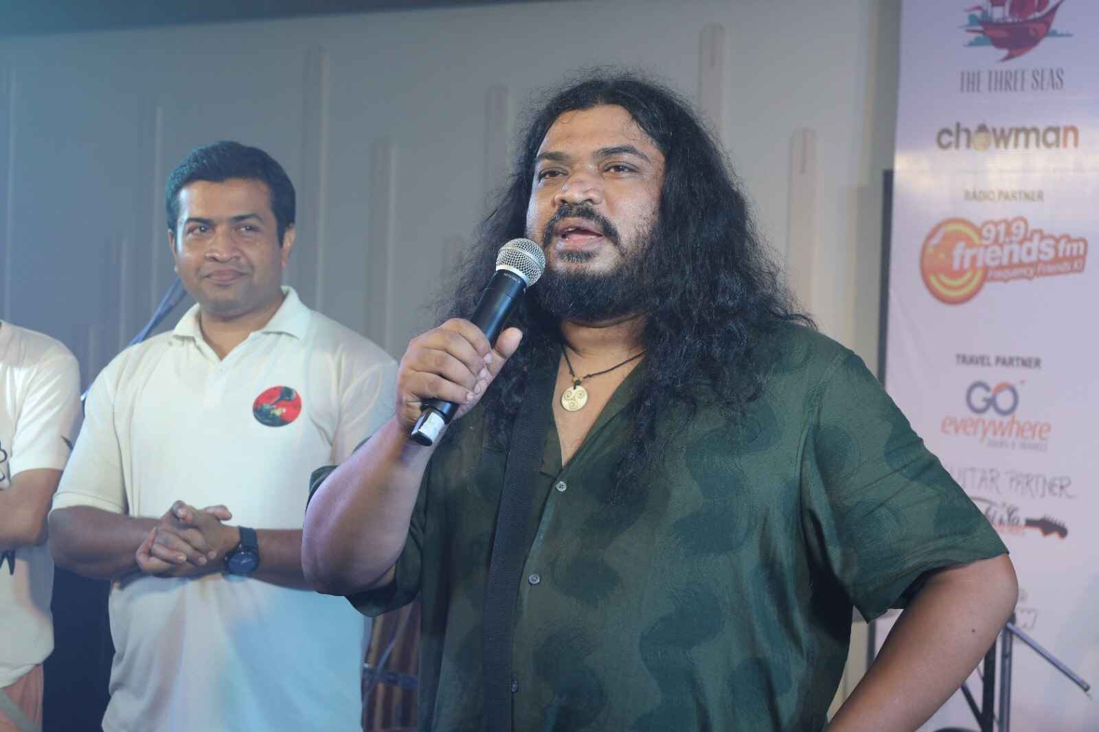 গাবু ওরফে গৌরব চট্টোপাধ্যায় এবং ‘গানপিওন’ আয়োজিত ‘৬০ চৌরঙ্গী রোড’ অনুষ্ঠানে এক সঙ্গে ৬টি ব্যান্ড পারফর্ম করেছে।