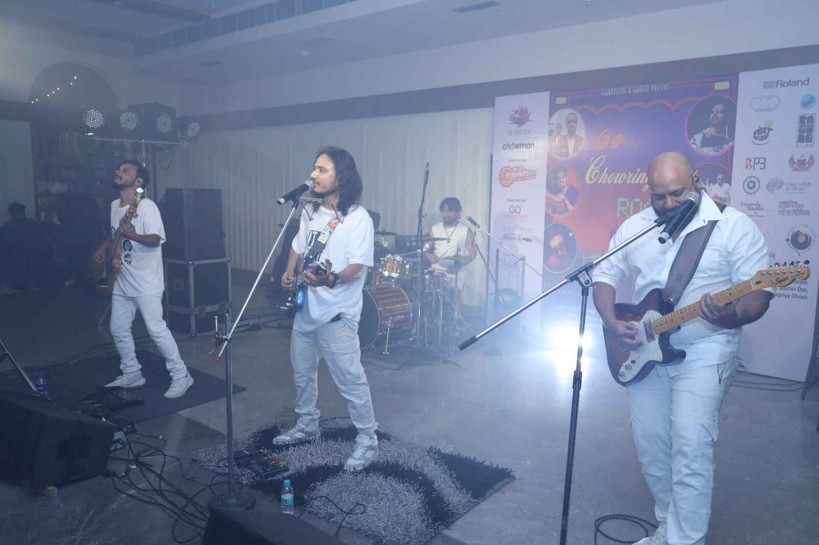 ‘স্যমন্তক অ্যান্ড মেটস’, সুমন রুজ, ঋভুর সঙ্গে এ দিন পারফর্ম করেছেন ‘লটারি, দ্য লস প্রজেক্ট’, ‘বাংলার ঠেক’ এবং ‘একে চন্দ্র’। এর মধ্যে কেউ আধুনিক বাংলা, বা হিন্দি গান গেয়ে শুনিয়েছেন, তো কেউ জ্যাজ বা পপ। কেউ আবার শুনিয়েছেন র‌্যাপ। 