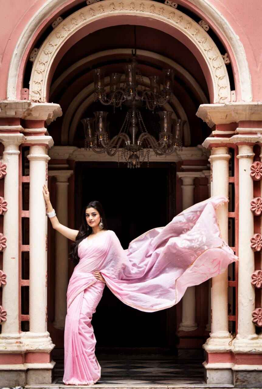 সপ্তমীর সকালে উত্তর বা দক্ষিণ কলকাতা গোটাটা চষে ঠাকুর দেখার পরিকল্পনা? তা হলে এমন একটা হালকা হ্যান্ডলুম বা সুতির শাড়ি পরতে পারেন। 