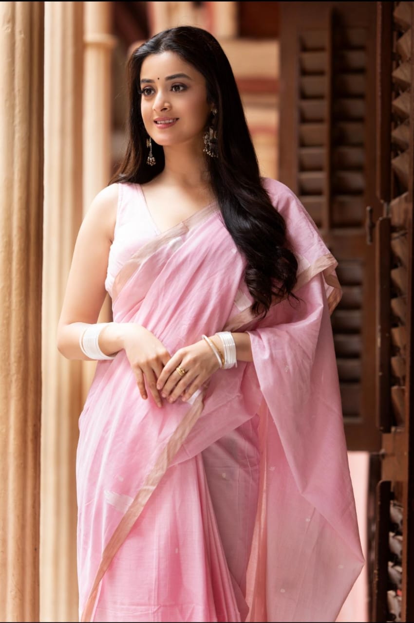 হালকা রঙের এমন শাড়ি পরলে যেমন চোখের আরাম হবে, তেমন রোদ, বৃষ্টিতে ঘুরেও আরাম হবে। সাজ সম্পূর্ণ করতে ঝুমকো পরতে পারেন। গলা খালি রাখুন অভিনেত্রীর মতো, এক হাতে ঘড়ি, আরেক হাতে কঙ্কন পরুন। বা দুই হাতেই অভিনেত্রীর মতো চুরি পরতে পারেন। 