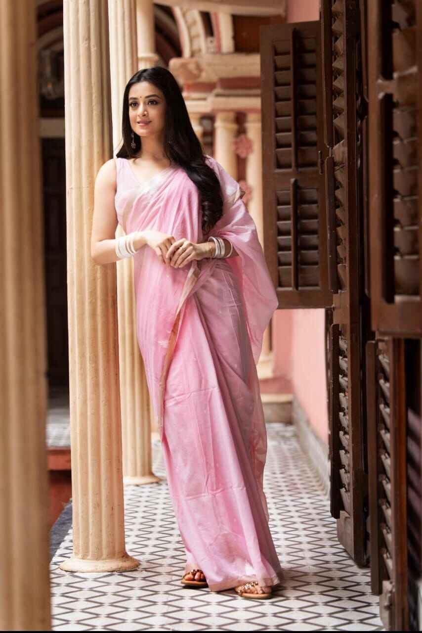 দর্শনার এই সাজটা পছন্দ হল দারুণ? পুজোর একটা শাড়ি এমনই হোক চাইছেন? তাহলে কিন্তু আপনার গন্তব্য হতেই পারে ‘রেশম শিল্পী’। এমন হ্যান্ডলুম থেকে কটন ঢাকাই, সিল্ক সহ নানা ধরনের শাড়ির সম্ভার পেয়ে যাবেন এখানে।