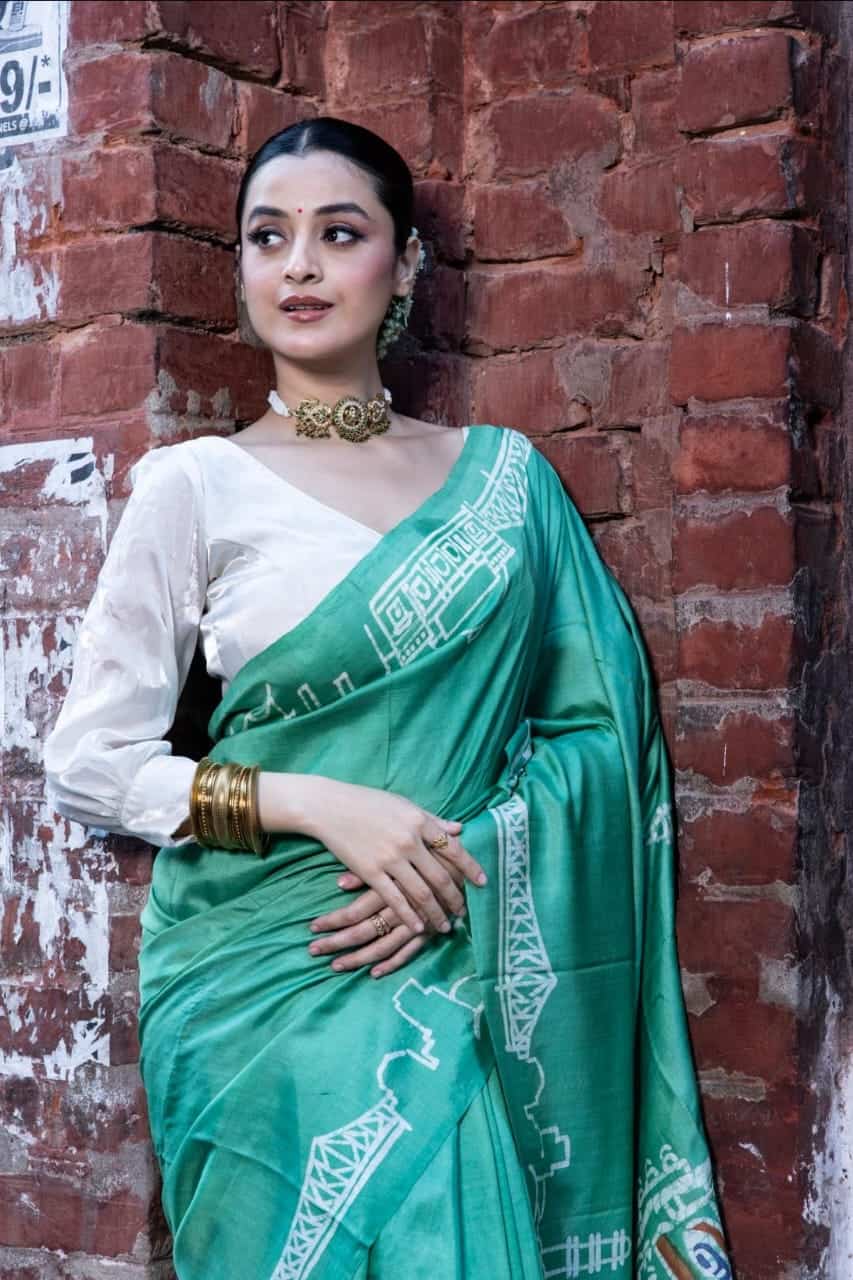 দর্শনা জানান, 'আমি শাড়ি কিনতে খুব ভালবাসি। পুজোর শপিং হয়ে গিয়েছে।' তাই সপ্তমী হোক বা অষ্টমী দর্শনা, যে পুজোয় শাড়ি পরছেন তা বেশ স্পষ্ট। 