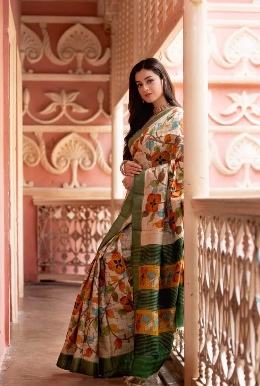 অষ্টমীর অঞ্জলির সময় এমন একটি হাতে করা কলমকারী কাজের সঙ্গে তসরের জড়ি বর্ডারের শাড়ি পরতে পারেন। স্নিগ্ধ লুকে নজর কাড়বেন ভিড়েও।   মানানসই বা ইচ্ছে হলে বৈগ্রহিক রঙের ব্লাউজ় এবং হালকা গয়নায় সাজ সম্পূর্ণ করবেন। আর আজকাল তো এটা চলছেই। তা ছাড়া এমন এক শাড়ি আলমারিতে থাকলে তার শোভা কয়েক গুণ বাড়তে বাধ্য!  