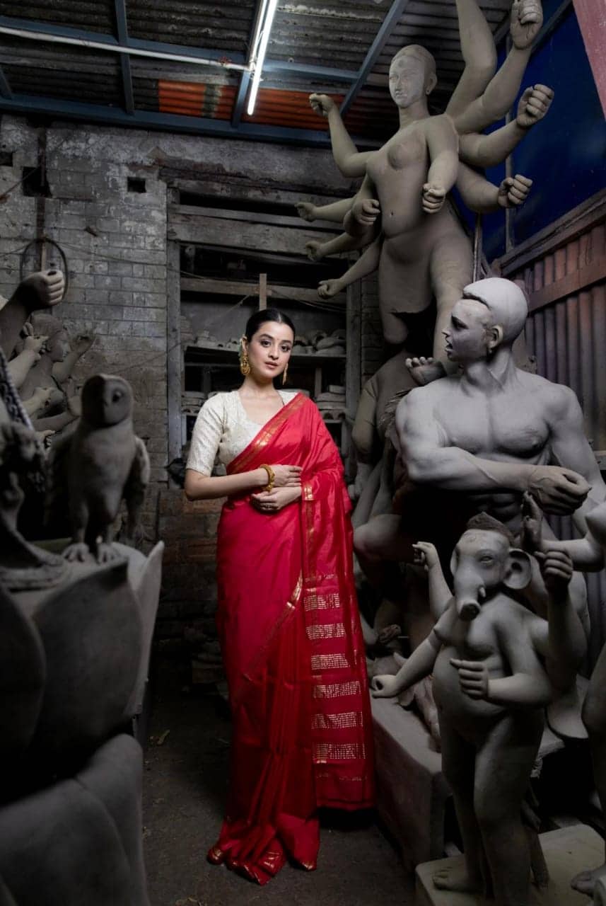 নবমীর সন্ধ্যায় পরার জন্য ঝুলিতে রাখতে পারেন ‘রেশম শিল্পী’র এই হাতে বোনা লাল কাতান সিল্ক শাড়ি।