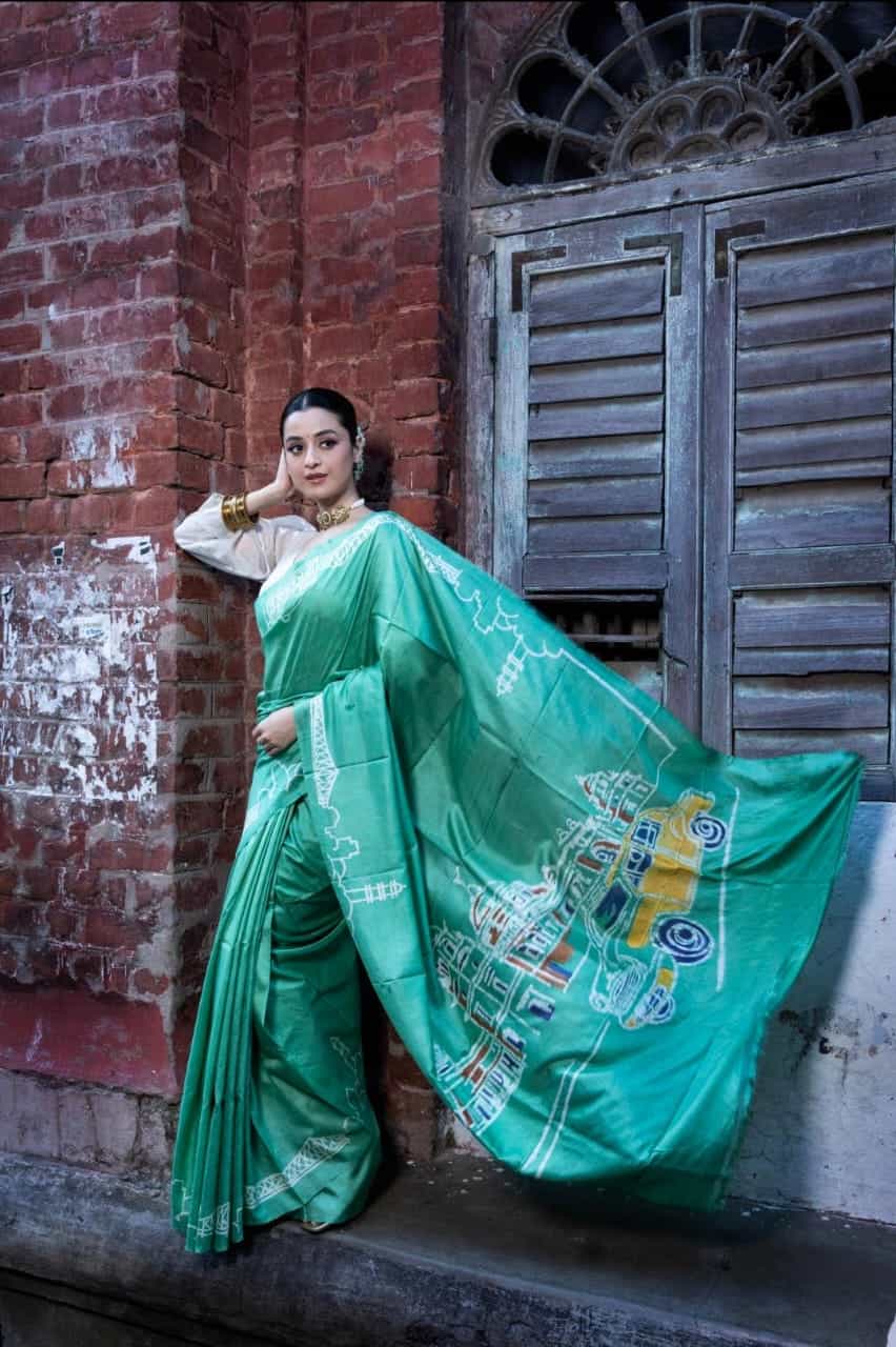  দুর্গাপুজোয় মানেই কলকাতা যেখানে, সেখানেই শহরের ঐতিহ্যশালী স্থাপত্য আঁকা এমন একটা শাড়ি পুজোর সময় আপনাকে ভিড় থেকে আলাদা করবেই। 