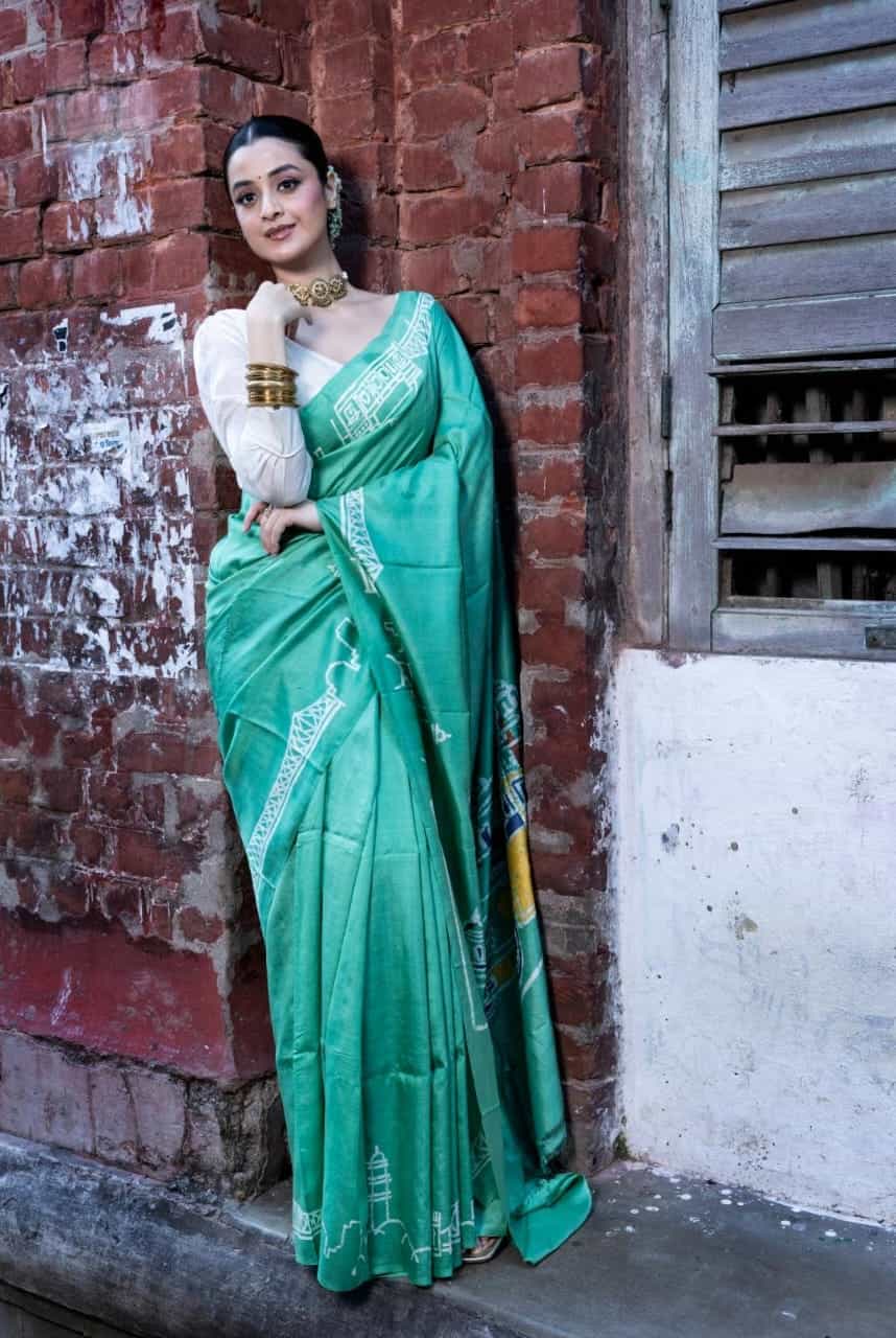 এই শাড়িকেও সাদা ব্লাউজ় দিয়ে পরতে পারেন দর্শনার মতো। অথবা কালো ব্লাউজ় দিয়েও মানাবে এই শাড়ি। সঙ্গে হালকা গয়নায় সেজে উঠলে লাগবে অপরূপা। পোশাক: রেশম শিল্পী, রূপটান: সুমন গঙ্গোপাধ্যায়, কেশসজ্জা: মৌসুমী, সাজশিল্পী: কিয়ারা, চিত্রগ্রাহক: তথাগত ঘোষ।  ( এই প্রতিবেদনটি ‘আনন্দ উৎসব’ ফিচারের একটি অংশ।)