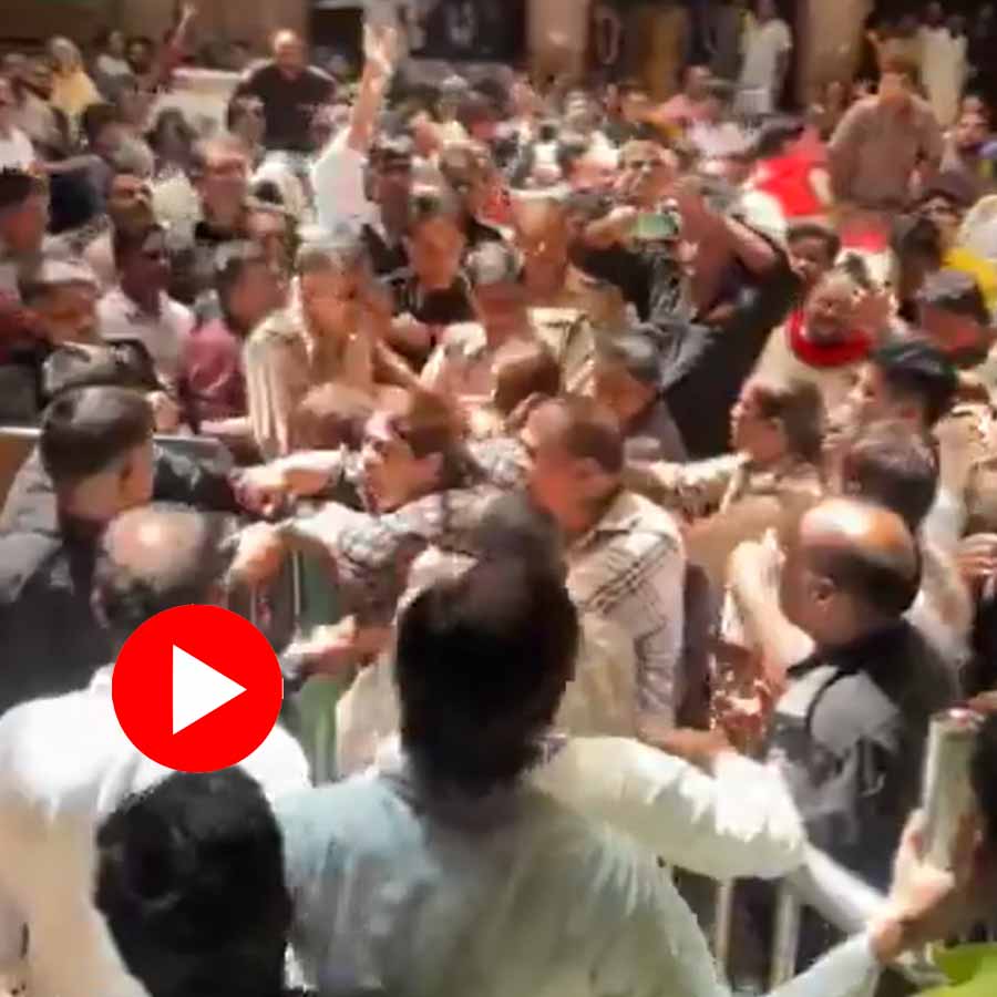 Video of chaos erupted in Banke Bihari temple between women devotees and security guards dgtl