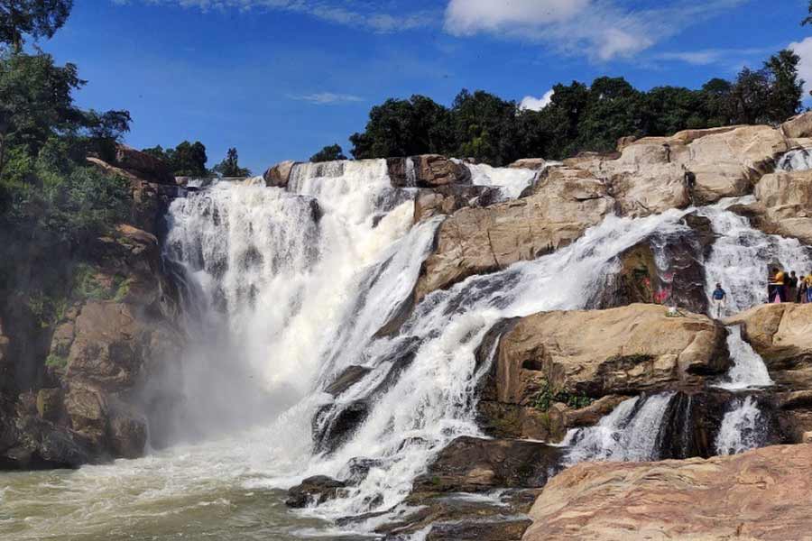 যাওয়ার পথেই ঘুরে নিন দশম জলপ্রপাত। 