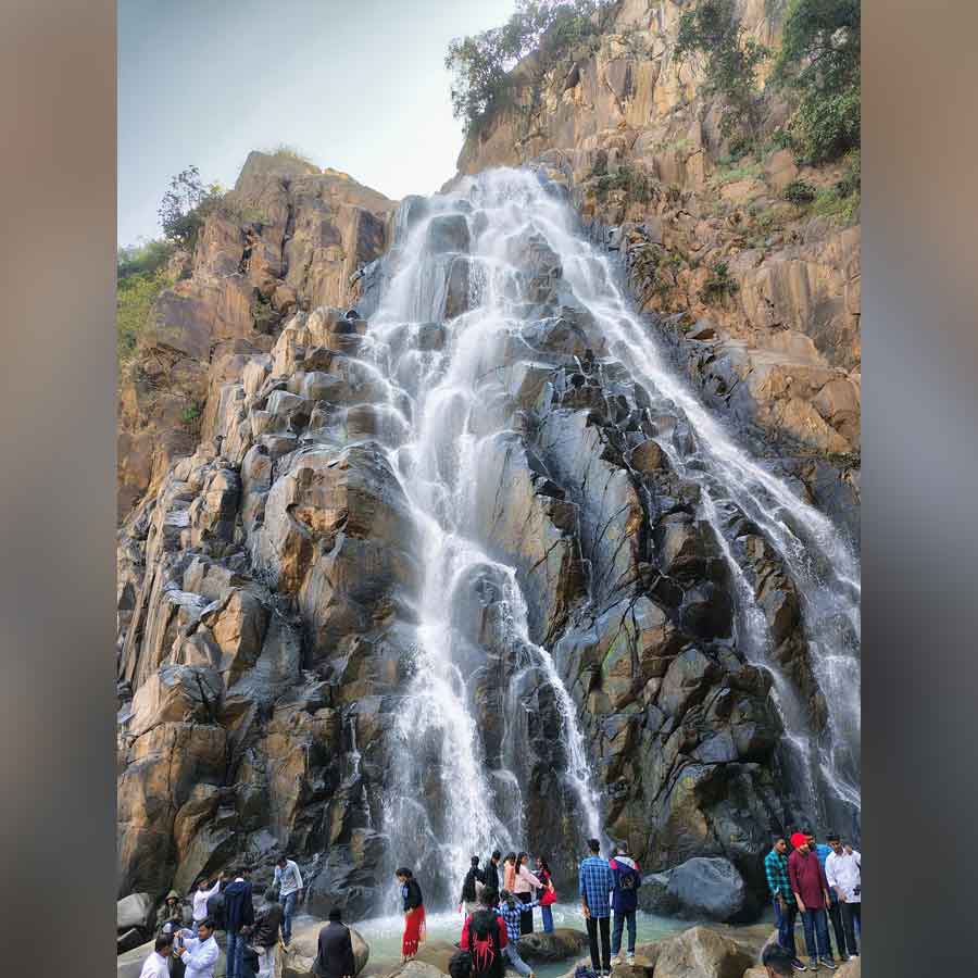 ঘুরে নিন লোধ জলপ্রপাত।