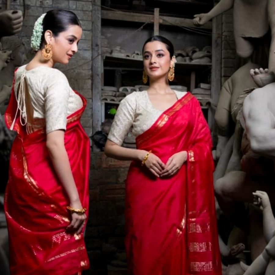 অষ্টমীর রাতে এমন একটা সরু পাড়ের লাল সিল্ক হলে কিন্তু মন্দ হয় না। আর আজকাল তো লাল সাদা কম্বো ট্রেন্ডেই রয়েছে। তাই লাল শাড়ির সঙ্গে এমন একটা সাদা ব্লাউজ় বেছে নিতেই পারেন। 