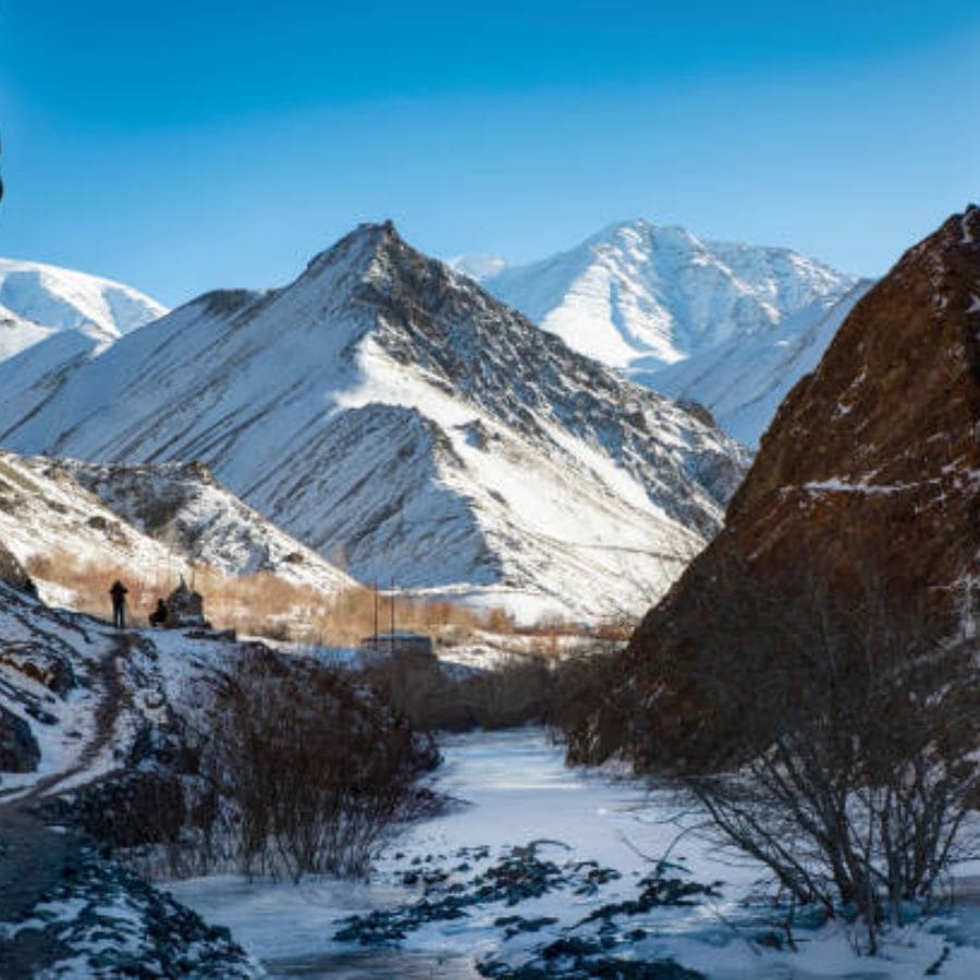 ২. হেমিস, লাদাখ যদি আপনি একটু অ্যাডভেঞ্চার পছন্দ করেন, তা হলে লাদাখের হেমিস আপনার জন্য উপযুক্ত। এখানকার প্রধান আকর্ষণ হেমিস ন্যাশনাল পার্ক। এটি ভারতের একমাত্র জাতীয় উদ্যান, যেখানে স্নো লেপার্ড দেখতে পাওয়া যায়। এখানে পর্যটকদের ভিড় কমই থাকে।