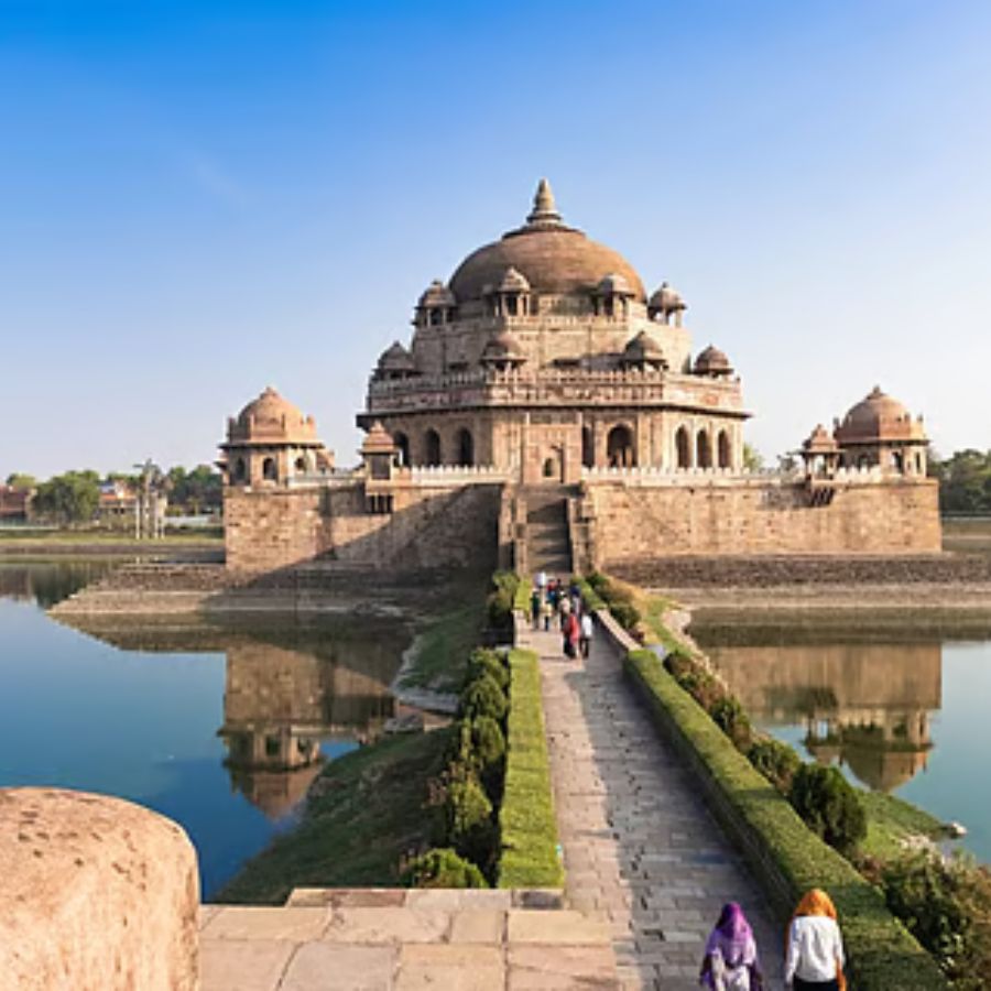 ৬. সাসারাম, বিহার একটি সুন্দর এবং তুলনামূলক ভাবে কম পরিচিত অফবিট জায়গা হল বিহারের শের শাহ সুরির সমাধি। এটি সাসারামে অবস্থিত। এই সমাধিটি মুঘল স্থাপত্যশৈলীর এক অসাধারণ নিদর্শন। এটি একটি কৃত্রিম হ্রদের মাঝখানে অবস্থিত এবং এর চারপাশের শান্ত পরিবেশ এটিকে একটি নিরিবিলি গন্তব্য করে তুলেছে।