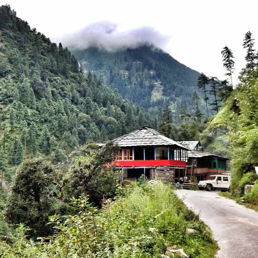 ৭. শোজা, হিমাচল প্রদেশ শোজা হিমাচলের এক দারুণ স্থান। এখানে এলে আপনি সবুজ পাহাড়, পাইন বন এবং পাখির ডাকে হারিয়ে যাবেন।