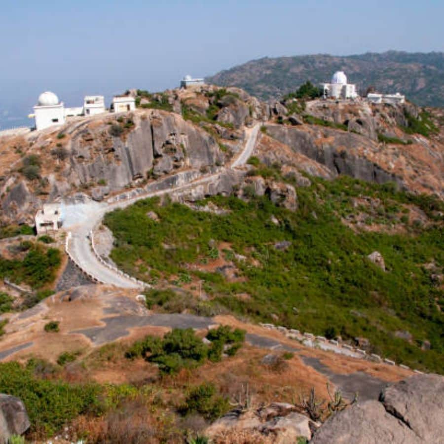 ৮. মাউন্ট আবু, রাজস্থান মাউন্ট আবু রাজস্থানের এক মাত্র পাহাড়ি গন্তব্য বেড়াতে যাওয়ার। এখানকার দিলওয়ারা মন্দির, নাক্কি হ্রদ এবং প্রকৃতির সৌন্দর্য পর্যটকদের আকর্ষণ করে।