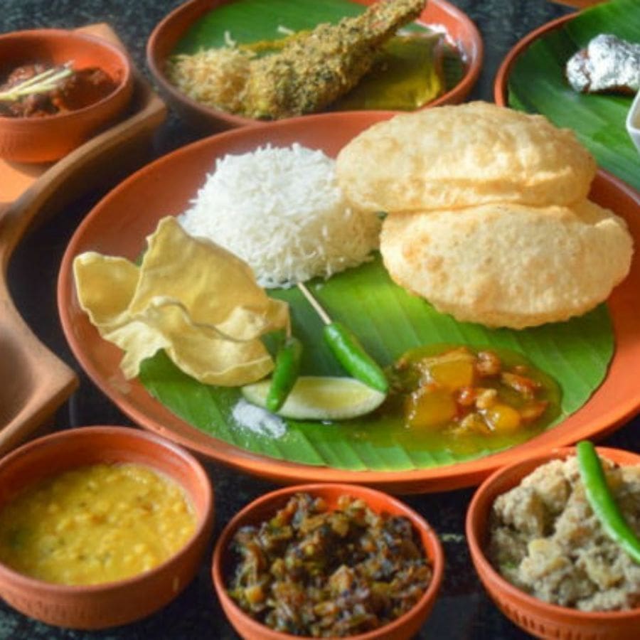 আহারে বাঙালি– নামেই চেনা সস্তার অথচ খাঁটি বাঙালি খাবার। এদের বাজেট থালি-তেই থাকে ভাত, ডাল, ভাজা, মাছের ঝোল, সঙ্গে মৌসুমি সবজি আর এক টুকরো মিষ্টি। পুজোর দিনে সুলভ অথচ ভরপেট বিকল্প।