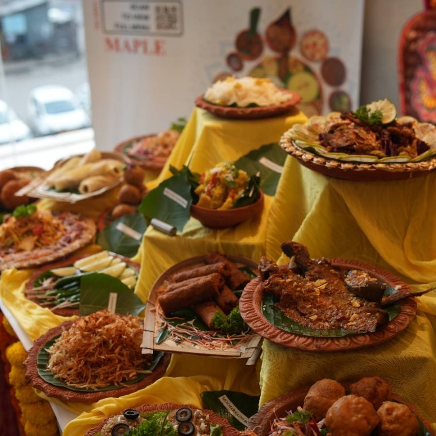 দুর্গাপুজো কবজি ডুবিয়ে খানাপিনা ছাড়া কল্পনাই করা যায় না। তবে এই সময়টা সকলেই চান যাতে পাতে বাঙালি পদ পড়ুক। শহরের বুকে একাধিক বাঙালি রেস্তোরাঁ থাকলেও শারদীয়ার মহাভোজের সেরা স্বাদ পেতে আসতে পারেন ‘দে সোভরানি’র এই রেস্তরাঁয়। 