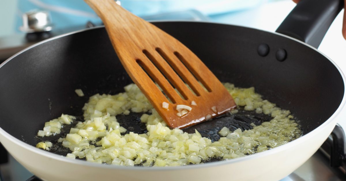 পুর তৈরির পদ্ধতি (দ্বিতীয় ধাপ): প্যানে সর্ষের তেল গরম করুন। তাতে পেঁয়াজ কুচি দিয়ে হালকা সোনালি হওয়া পর্যন্ত ভাজুন। এর পরে আদা বাটা, রসুন বাটা এবং কাঁচা লঙ্কা কুচি দিয়ে কষিয়ে নিন।