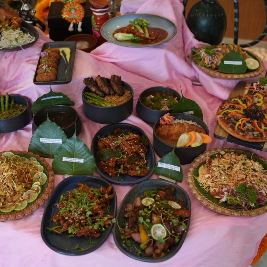 ‘দে সোভরানি’র ম্যানেজিং ডিরেক্টর কমলিনী পাল জানিয়েছেন, “আমি এমন একটা জগতে বড় হয়েছি যেখানে ‘মা বলেছে’ শেষ কথা। এখান থেকেই আমি বুঝেছি নারীদের ক্ষমতায়ন শুরু হয় বাড়ি থেকেই। ‘সর্ষে’ প্রতিটি বাঙালি মহিলাকে উৎসর্গ করা হল।”