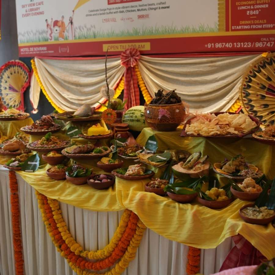 বাংলায় সর্ষে খালি রান্নার একটি উপাদান নয়, এটি একটি অনুভূতি। এর সঙ্গে অনেকেরই অনেক স্মৃতি অজান্তেই জড়িয়ে রয়েছে। তাই এ বার পুজোয় বাঙালিয়ানার, আরও ভাল করে বললে শারদীয়ার সেরা স্বাদ পেতে আপনার গন্তব্য হতে পারে ‘সর্ষে’। 