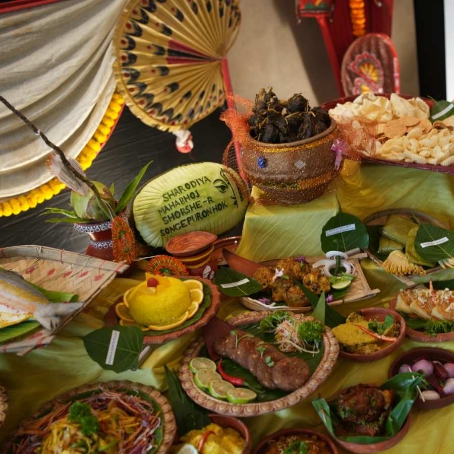 এই রেস্তোরাঁর তরফে দুটি বুফে অপশন রাখা হয়েছে পুজোর জন্য, একটি প্রিমিয়াম বুফে, আরেকটি ইকোনমিক্যাল বুফে। 