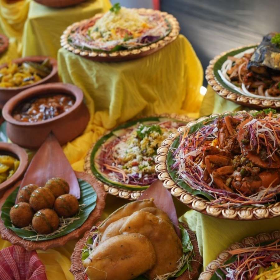 আর ৮৪৯ টাকা খরচ করে ইকোনমিক্যাল বুফেতে পাবেন বাংলার কিছু পরিচিত এবং পছন্দের পদ।  