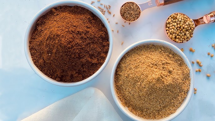 পুর তৈরির পদ্ধতি (তৃতীয় ধাপ): পেঁয়াজ ও মশলা কষানো হয়ে গেলে জিরে গুঁড়ো, ধনে গুঁড়ো এবং সামান্য জল দিয়ে আরও কিছু ক্ষণ কষান। তেল ছেড়ে এলে ঝুরি করা মাছ দিয়ে দিন।