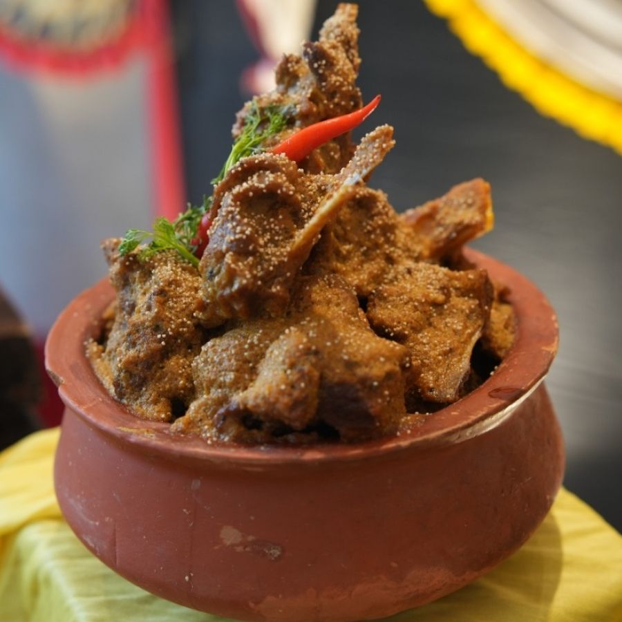 এখানকার স্কাই ভিউ ক্যাফেতে ‘বংটেল’ অর্থাৎ বাংলার পানীয়ের সঙ্গে থাকবে লাইভ সঙ্গীত উপভোগ করার সুযোগ। 