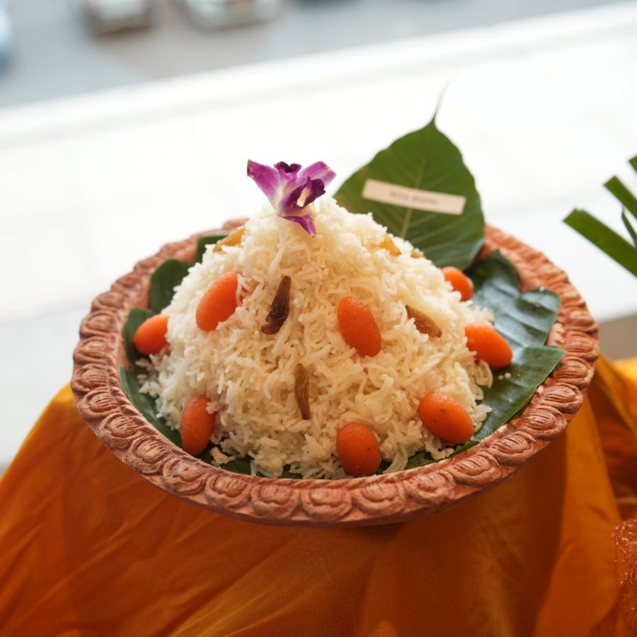 তবে এই ক্ষেত্রে মনে রাখবেন সপ্তমী থেকে দশমীর মধ্যে এখানে মধ্যাহ্নভোজ সারতে চাইলে দুপুর বারোটা থেকে বিকেল চারটের মধ্যে আসতে হবে। আর নৈশভোজের জন্য পুজোর এই চার দিন সন্ধ্যা ৭টা থেকে রাত ১১টা পর্যন্ত আসা যাবে। 