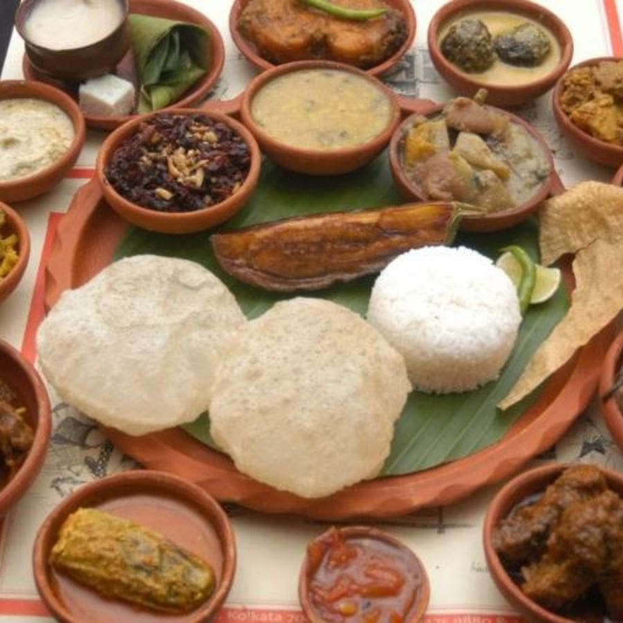 সিক্স বালিগঞ্জ প্লেস– এ জায়গার আসল আকর্ষণ নানা স্বাদের থালি। কাতলা, ভেটকি, চিংড়ি, ইলিশ, চিকেন, মটন বা নিরামিষ—যেটাই হোক, প্রতিটি থালিতেই লুচি, ভাত, ডাল, সবজি, চাটনি, মিষ্টি থাকছেই সঙ্গে। অতিথিদের আপ্যায়নে প্রথমেই পরিবেশন হয় ঠান্ডা ঘোল।