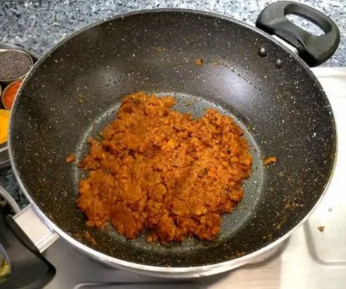 পুর তৈরির পদ্ধতি (চতুর্থ ধাপ): মাছের সঙ্গে মশলা ভাল করে মিশিয়ে নিন। স্বাদ মতো নুন ও চিনি দিয়ে দিন। পুরটা শুকনো এবং ঝরঝরে হয়ে এলে গরম মশলা গুঁড়ো ও ধনে পাতা কুচি মিশিয়ে নামিয়ে নিন।