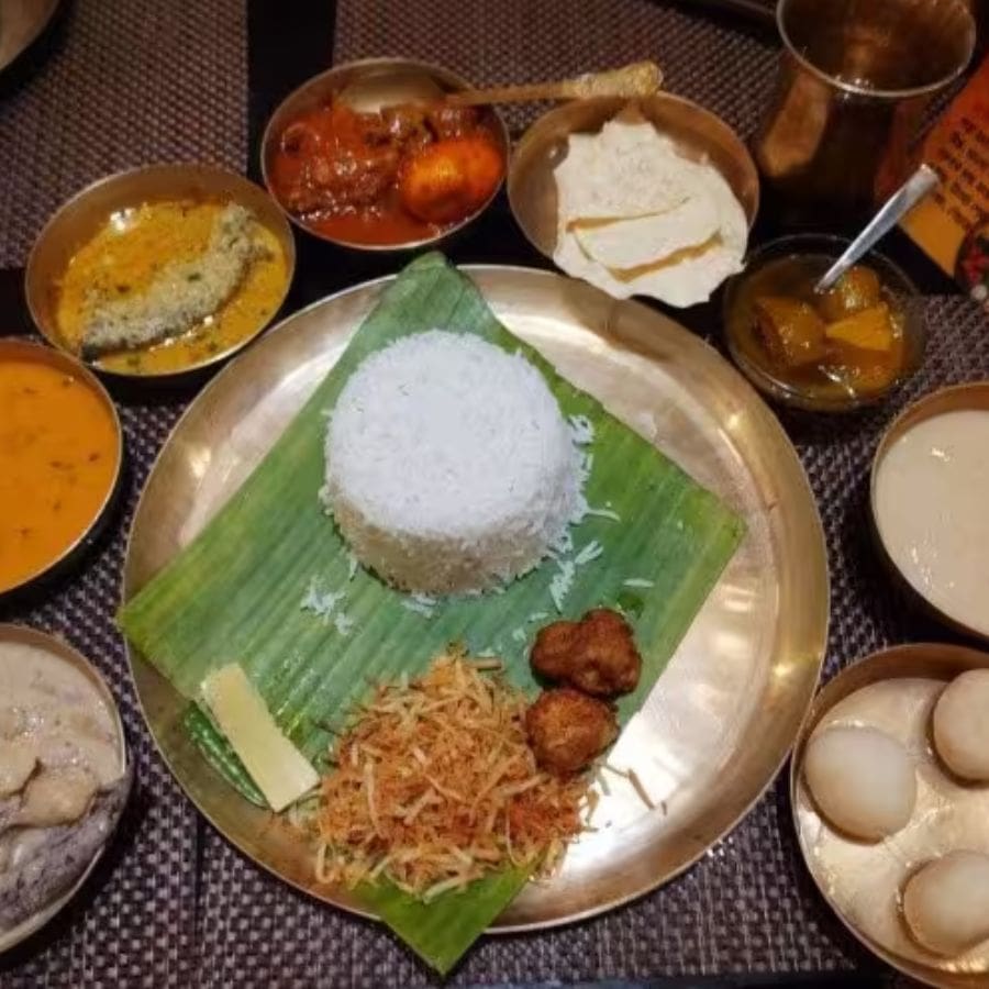 ভূতের রাজা দিল বর– নাম শুনলেই আলাদা আমেজ। এখানে ‘ভূতের রাজা স্পেশাল থালি’তে মিলবে লুচি, ভাত, ডাল, নানান সবজি, মাছ, মাংস, চাটনি আর মিষ্টি। ভরপেট খাওয়ার জন্য সঠিক জায়গা। হাতে তালি দিলেই সামনে হাজির হবে থালা।