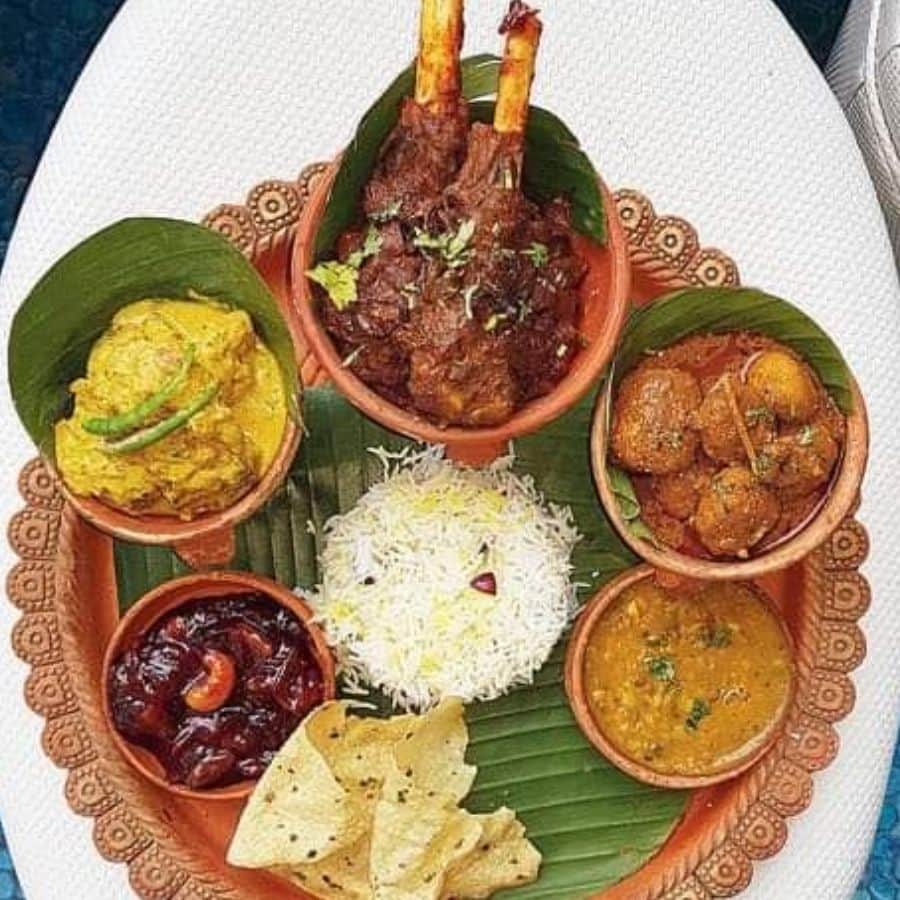 কষে কষা– মটন কষার জন্যই বিখ্যাত এই রেস্তোরাঁ। এদের থালিতে থাকে ভাত, ডাল, কষা মাংস, ভাজা, ফিশ রোল, চাটনি আর মিষ্টি। নিরামিষ এবং আমিষ—দুটো বিকল্পই পাওয়া যায়।