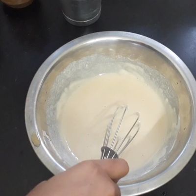 ব্যাটার তৈরির পদ্ধতি: একটি বড় পাত্রে ময়দা, চাল গুঁড়ো, বেসন, নুন এবং কালো জিরে একসঙ্গে মিশিয়ে নিন। অল্প অল্প করে জল দিয়ে একটি পাতলা, মসৃণ ব্যাটার তৈরি করুন। খেয়াল রাখবেন যেন কোনও ডেলা না থাকে। ব্যাটার খুব ঘন বা খুব পাতলা হবে না।