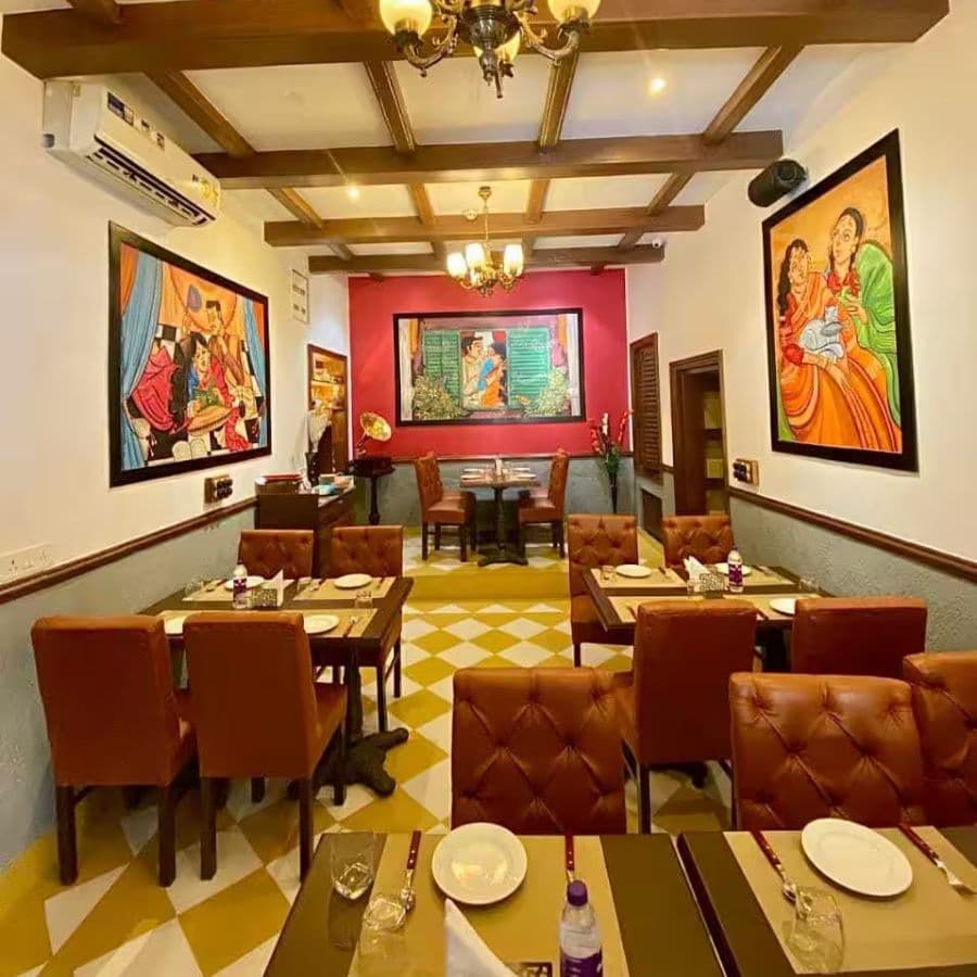 বাবু কালচার– পুরনো কলকাতার ‘বাবু বাড়ির থালি’ মনে করিয়ে দেয় এই রেস্তোরাঁ। ভাত, ডাল, দুই রকম ভাজা, নানা সবজি, মাছ, মটন, চিকেন, চাটনি আর মিষ্টি মিলিয়ে রাজকীয় আয়োজন। 