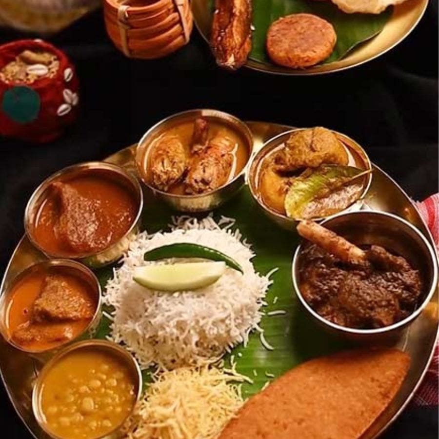 ওহ! কলকাতা– পুজোর খাওয়া-দাওয়ার অন্যতম আকর্ষণ। এদের ক্লাসিক থালিতে থাকে লুচি, ভাজা, শুক্তো, ভাত, ডাল, ভেটকি পাতুরি, কষা মাংস, সবজি, চাটনি, মিষ্টি দই আর মিষ্টি। দই চিংড়ি, মটন কষাও জনপ্রিয়।