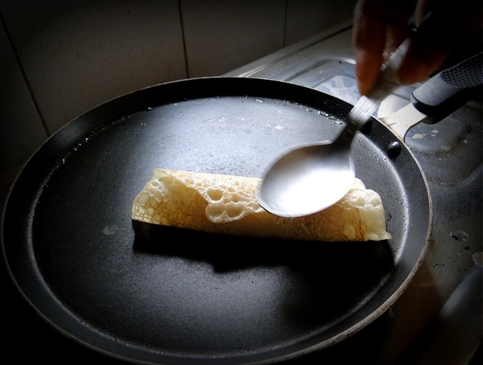 পাটিসাপটা তৈরি ও পরিবেশন: পাতলা রুটির মতো স্তরের উপরে তৈরি করে রাখা মাছের পুর লম্বা করে দিয়ে দিন। এ বার সাবধানে এক পাশ থেকে পাকিয়ে পাটিসাপটার আকার দিন। এ বার দু'পাশ হালকা সোনালি হওয়া পর্যন্ত ভেজে নিলেই তৈরি! কাসুন্দি বা তেঁতুলের চাটনির সঙ্গে গরম গরম পরিবেশন করুন এই সুস্বাদু মাছের পাটিসাপটা। এই পুজোয় আপনার রান্নাঘর ভরে উঠুক নতুন স্বাদের সুবাসে!  (এই প্রতিবেদনটি ‘আনন্দ উৎসব’ ফিচারের একটি অংশ)।