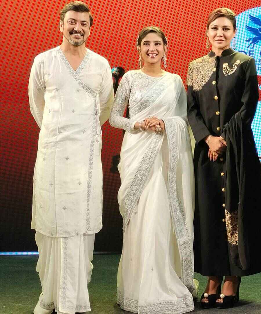 সৌম্য বন্দ্যোপাধ্যায়, দেবলীনা দত্তের সঙ্গে জয়া আহসান।