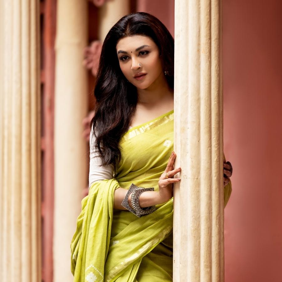 সপ্তমীর সকালে বেরোতে পারেন এই লেমন গ্রিন কটন হ্যান্ডলুম শাড়ি পরে। এই রঙের হালকা স্নিগ্ধতা ভিড়ভাট্টার মধ্যে যেমন ঠান্ডা অনুভূতি দেবে, তেমনই সকালের ঘোরাঘুরির জন্য একে বারেই মানানসই।