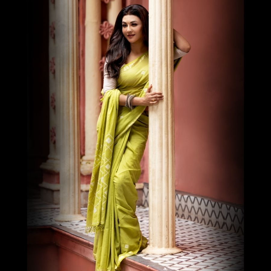 সঙ্গে ছোট্ট দুল, খোলা চুল বা সাদামাঠা খোঁপা—এই সহজ সাজেই পূজার শুরুটা হয়ে উঠবে খাসা।