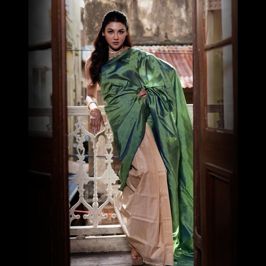 অষ্টমীর অঞ্জলির সময় চাই কিছুটা আভিজাত্যপূর্ণ উপস্থিতি। সে দিন হতে পারে সবুজ ও সাদার এই মেলবন্ধন, এই অর্ধেক সলিড সিল্ক এবং অর্ধেক তসর শাড়ি পরে তাক লাগাতেই পারেন।