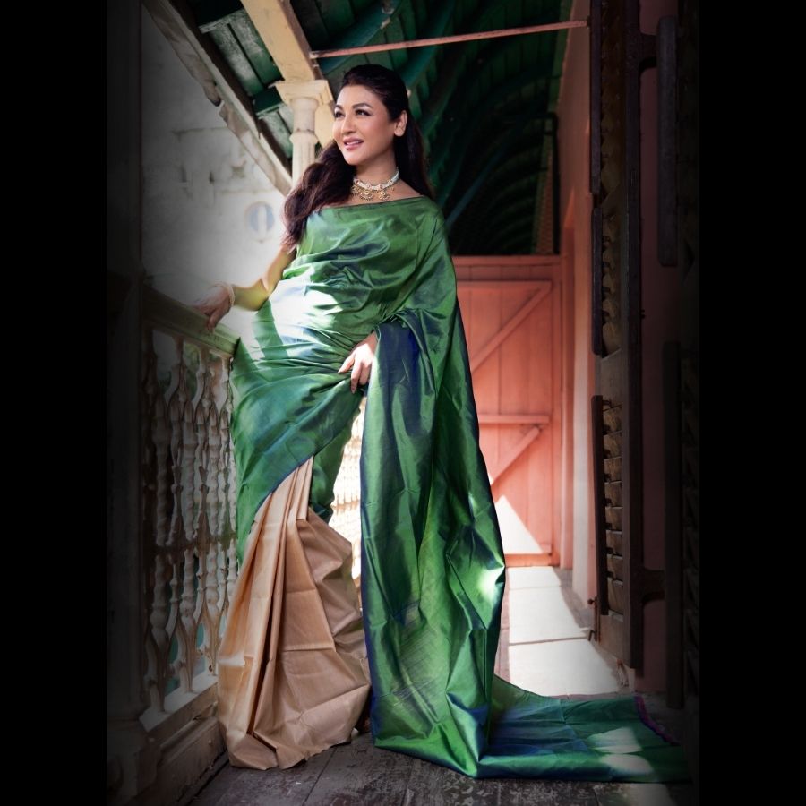 এই সাজ অঞ্জলির ভিড়েও আপনাকে আলাদা করে তুলবে। সঙ্গে গলায় হালকা কোনও হার। এই পরিপাটি লুকেই ধরা দেবে পুজোর আভিজাত্য।