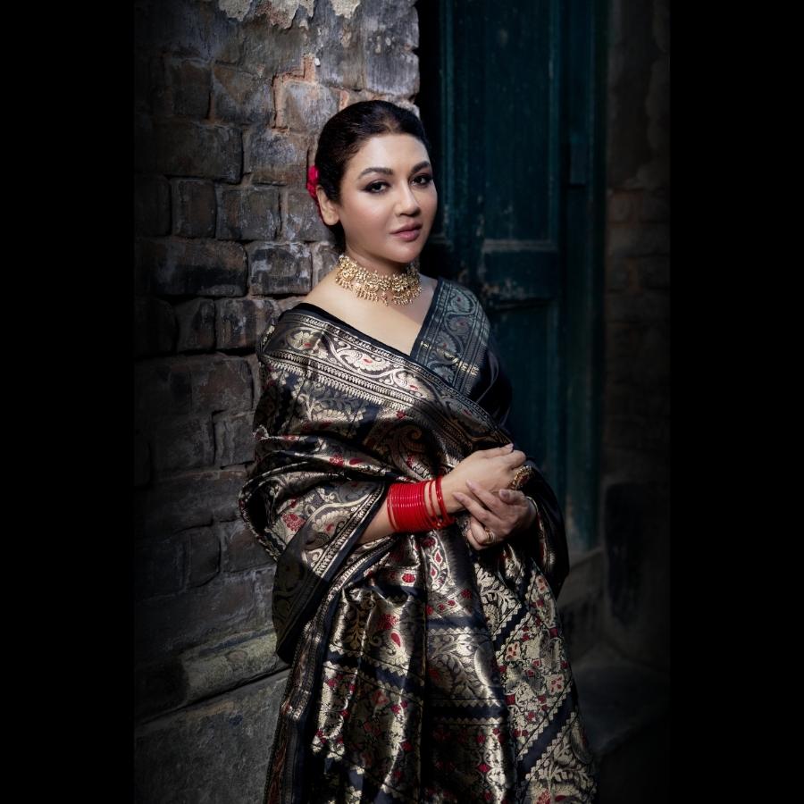 অষ্টমীর রাত কিংবা নবমীর আড্ডায় চাই একটু ঝলমলে রূপ। সেই সময়েই জমবে কালো বালুচরী শাড়ি। সোনালি কাজের ঝলক আলো-আঁধারির খেলায় আরও উজ্জ্বল হয়ে উঠবে। 