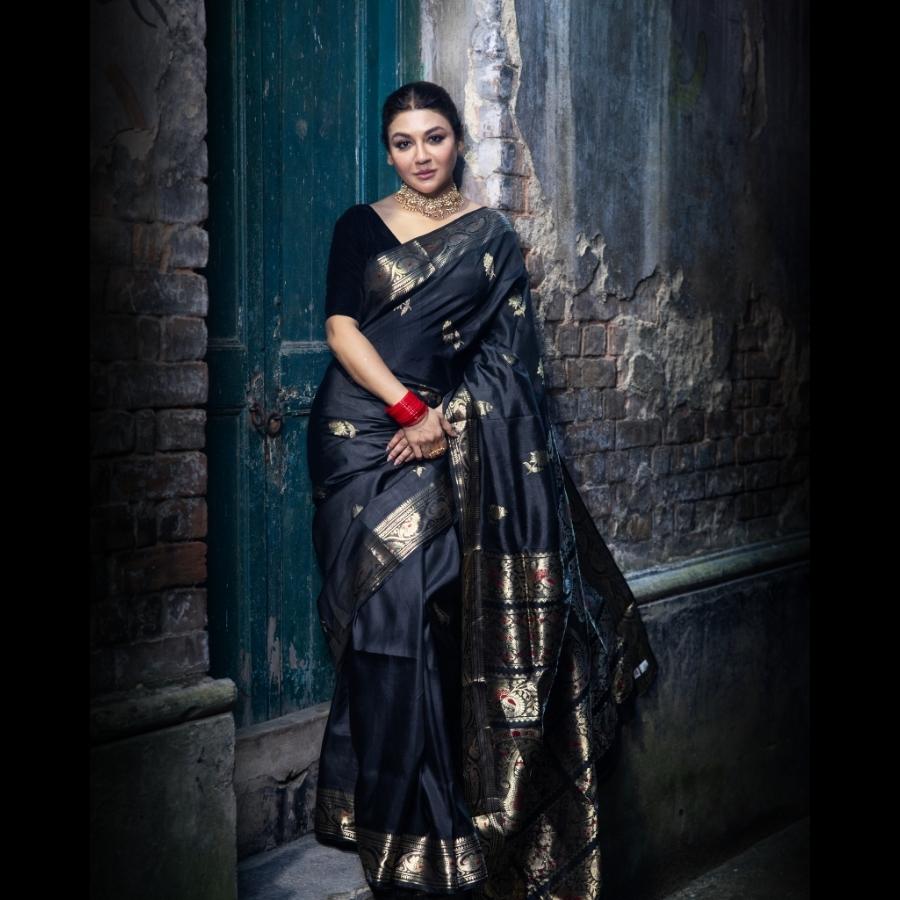 কালো বা লাল ব্লাউজের সঙ্গে এই সাজ পুজোর রাতের জন্য দারুণ উপযুক্ত।