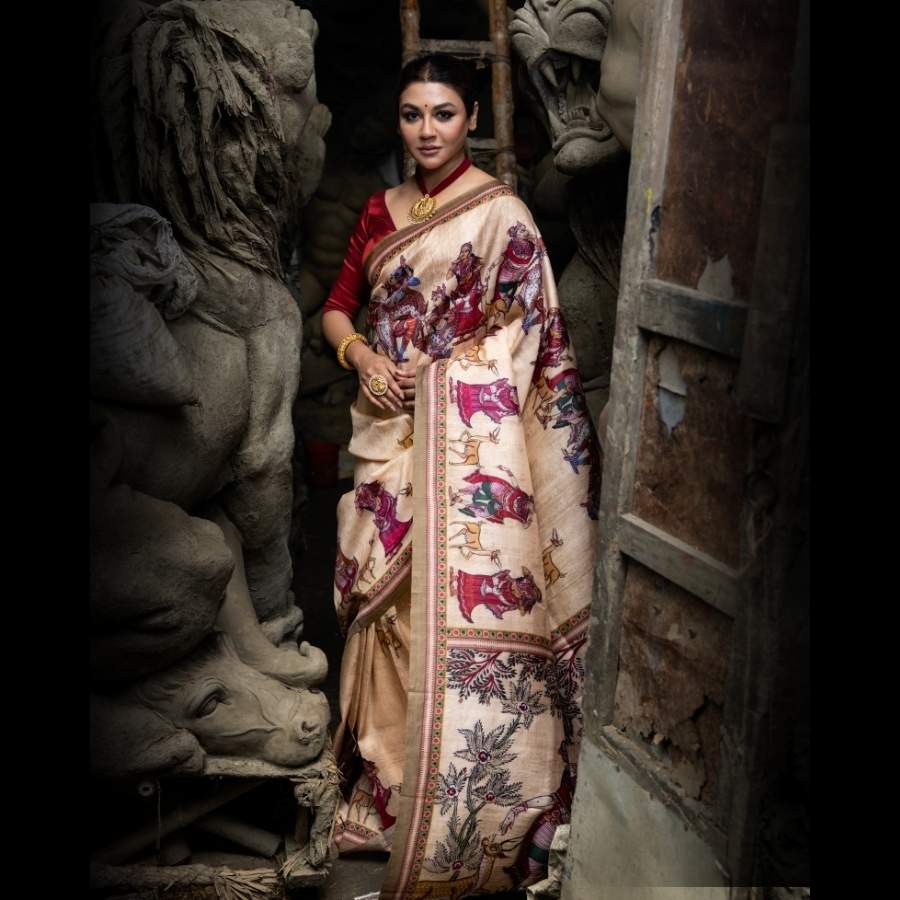 আর দশমীর আবেগঘন বিদায়বেলায় মানানসই হবে ঘিয়ে সিল্ক ‘স্ক্রিন প্রিন্টেড’ শাড়ি। হালকা রং অথচ নকশায় নান্দনিক এই সাজ দশমীর সিঁদুর খেলার আনন্দে আরও প্রাণ এনে দেবে। হালকা গয়নায়, একে বারে সহজ ভাবে সাজলে দিনের আবেগের সঙ্গে তাল মেলাতে পারবে নিখুঁত ভাবে।