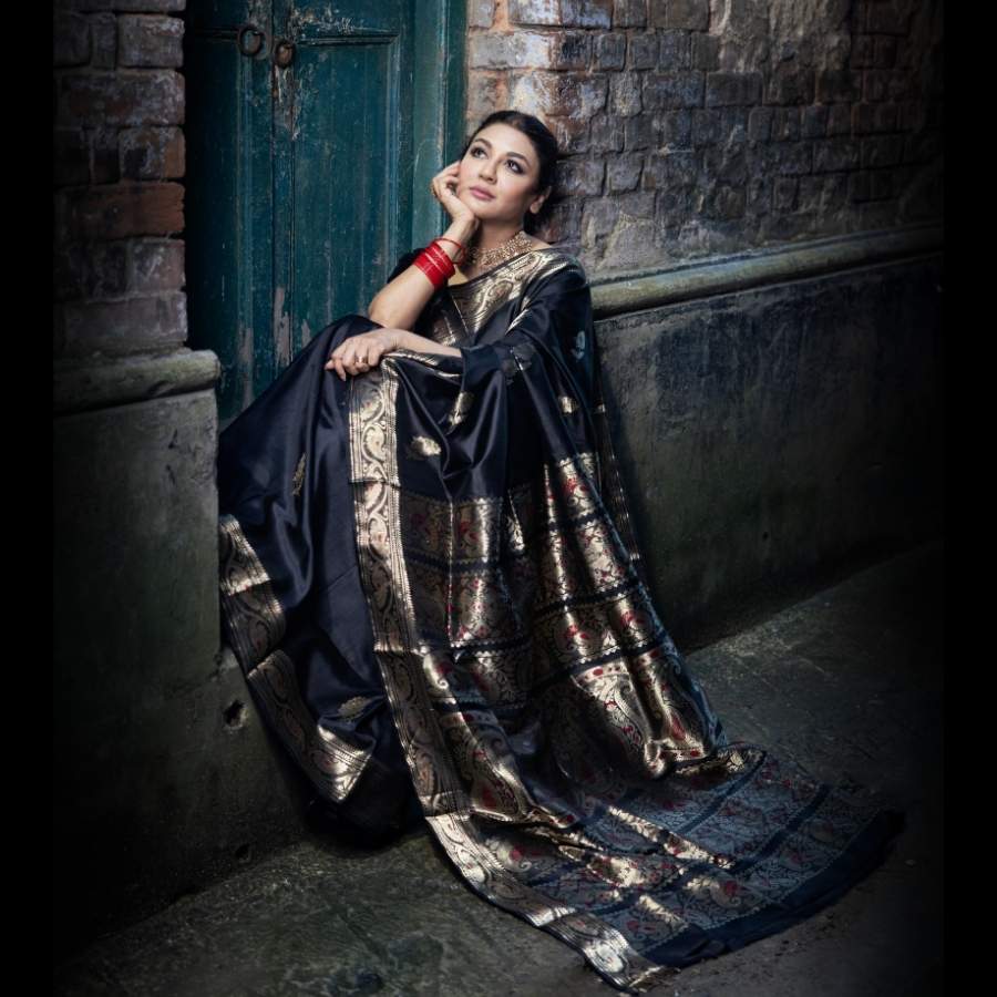 জয়ার এই সাজটা পছন্দ হয়েছে তাই তো? পুজোর একটা শাড়ি এমনই হোক চাইছেন? তা হলে কিন্তু আপনার গন্তব্য হতেই পারে ‘রেশম শিল্পী’। এমন হ্যান্ডলুম থেকে কটন হ্যান্ডলুম, সিল্ক সহ নানা ধরনের শাড়ির সম্ভার পেয়ে যাবেন এখানে। পোশাক: রেশম শিল্পী, রূপটান: সুমন গঙ্গোপাধ্যায়, কেশসজ্জা: মৌসুমী, সাজশিল্পী: কিয়ারা, চিত্রগ্রাহক: তথাগত ঘোষ। ( এই প্রতিবেদনটি ‘আনন্দ উৎসব’ ফিচারের একটি অংশ।)