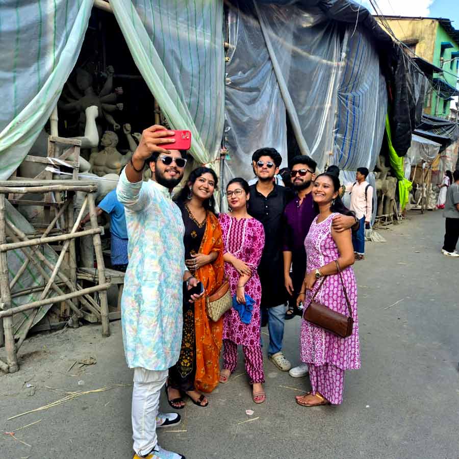 Kumortuli becomes a centre of attraction for photographers before Durga Puja